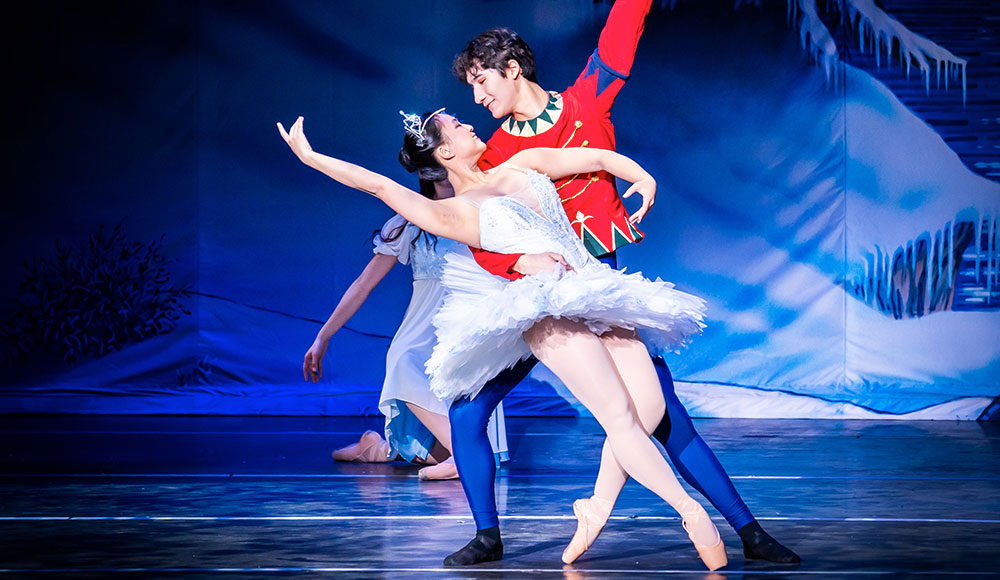 Male and female ballet dancers